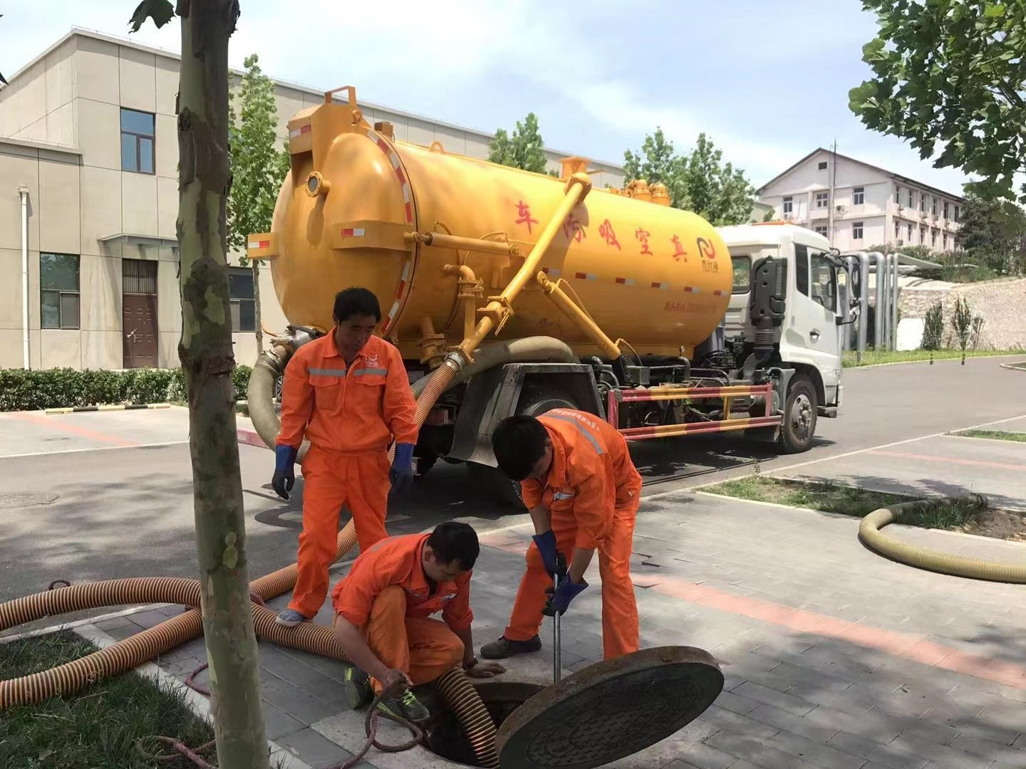 南郑管道疏通车停在窨井附近