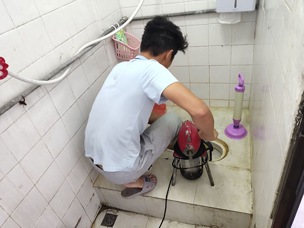 南郑管道堵塞冒臭气 专业师傅现场解决问题